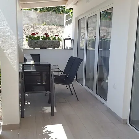 Helena Apartment *