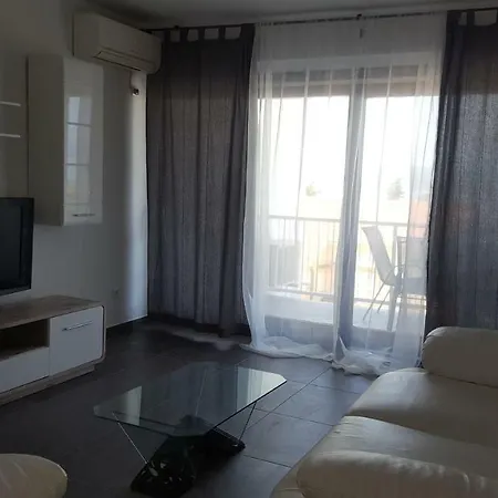 Helena Apartment *