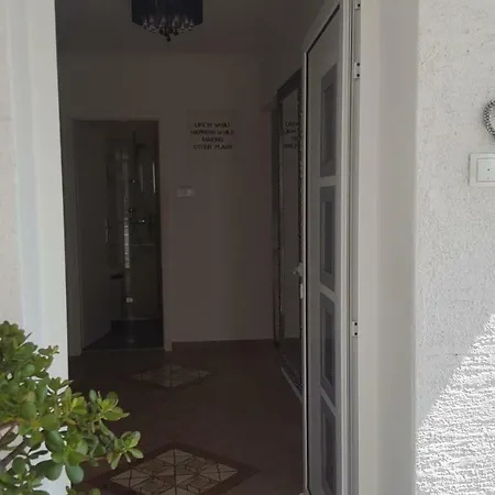 Helena Apartment *